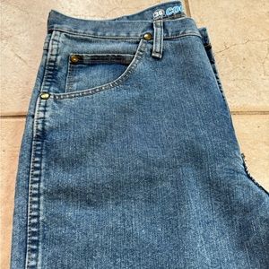 Mens wrangler jeans, lighter wash, size 33 waist 32 length